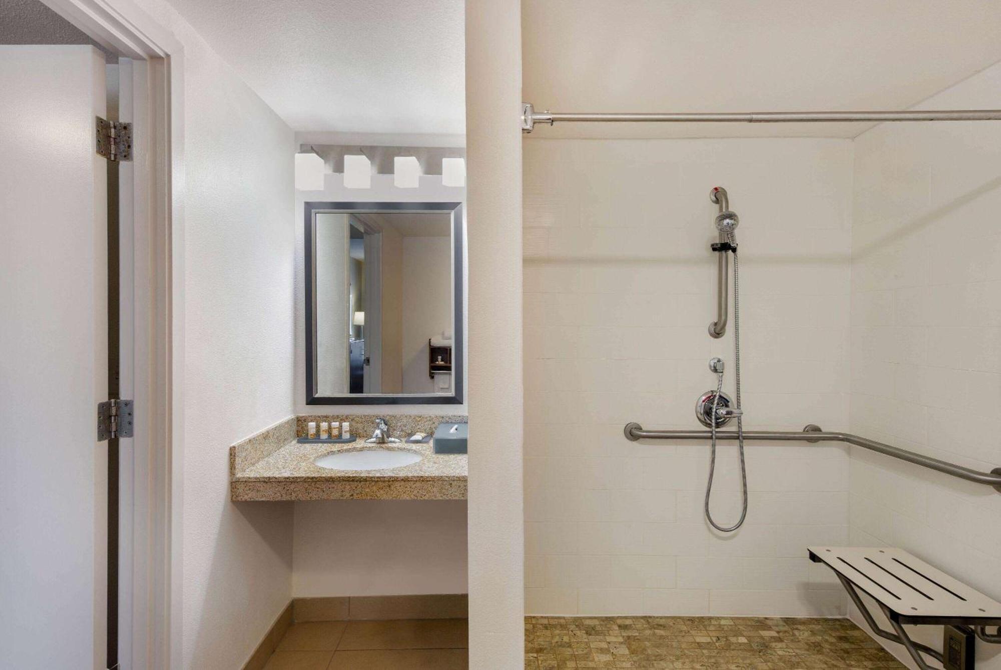 Hotel La Quinta By Wyndham Oakland - 3*